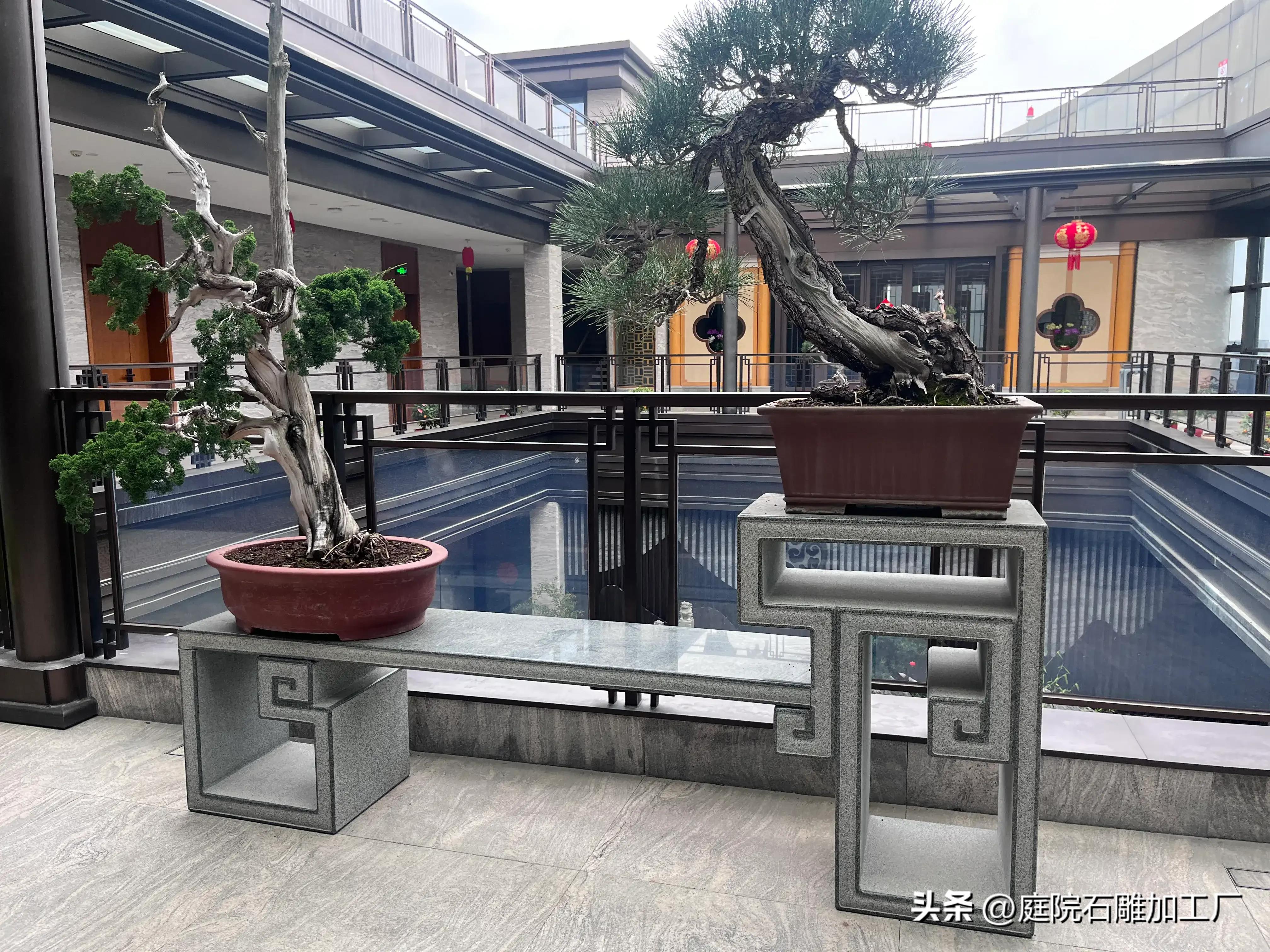 石雕花架庭院摆放效果图,庭院盆景老石板花架