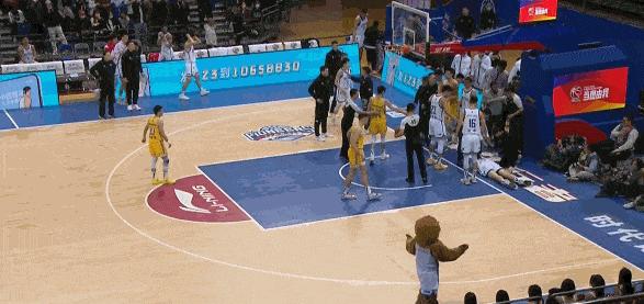 大卫詹姆斯重伤慢镜头,詹姆斯扣篮吓坏观众