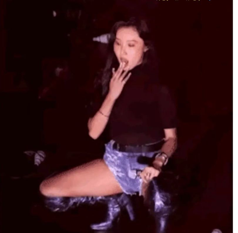 女艺人在学校舞台舔手摸*体下**，被骂脏了眼睛，污秽不堪！