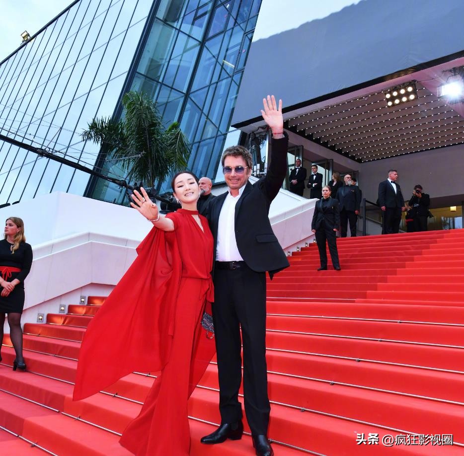 有人穿成玫瑰花，有人真空上阵，戛纳红毯走完了，谁尴尬一目了然