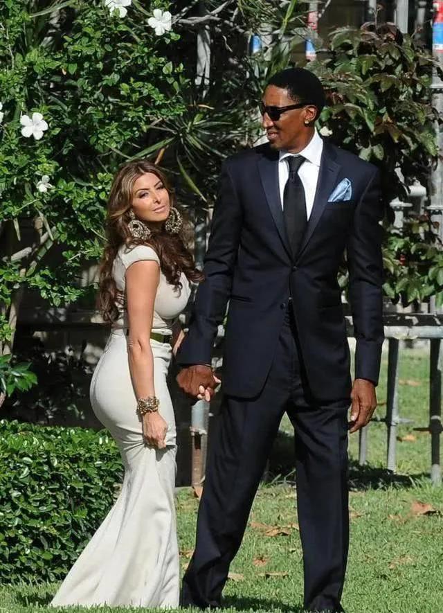 48岁拉尔萨放飞自我！着透明装夜会小17岁乔丹儿子，尽力展示身材