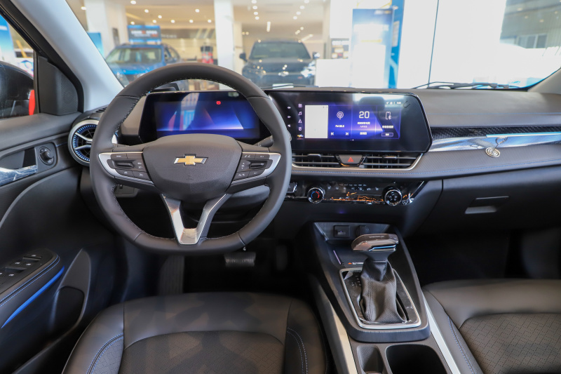 雪佛兰科鲁泽10万家轿天花板,雪佛兰科鲁泽20241.3t轻混什么意思