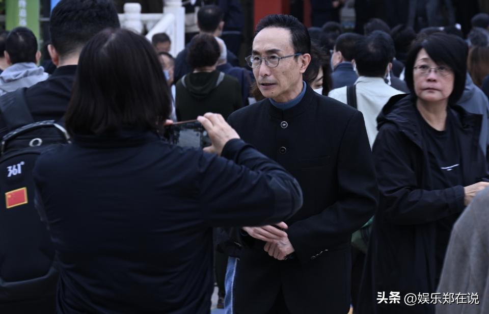 巩汉林、英达等人现身李建华追悼会，灵堂挽联幽默又令人悲伤