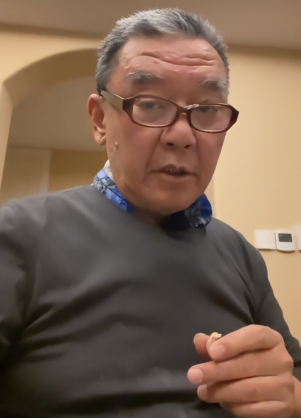 李立群抽大前门烟完整版,李立群抽的大前门香烟多少钱