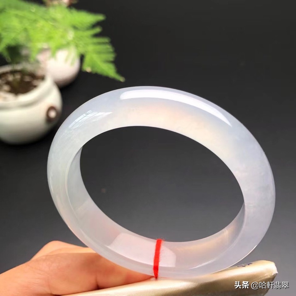 3000左右能买什么样的翡翠挂件,三万预算买翡翠镯子还是吊坠好