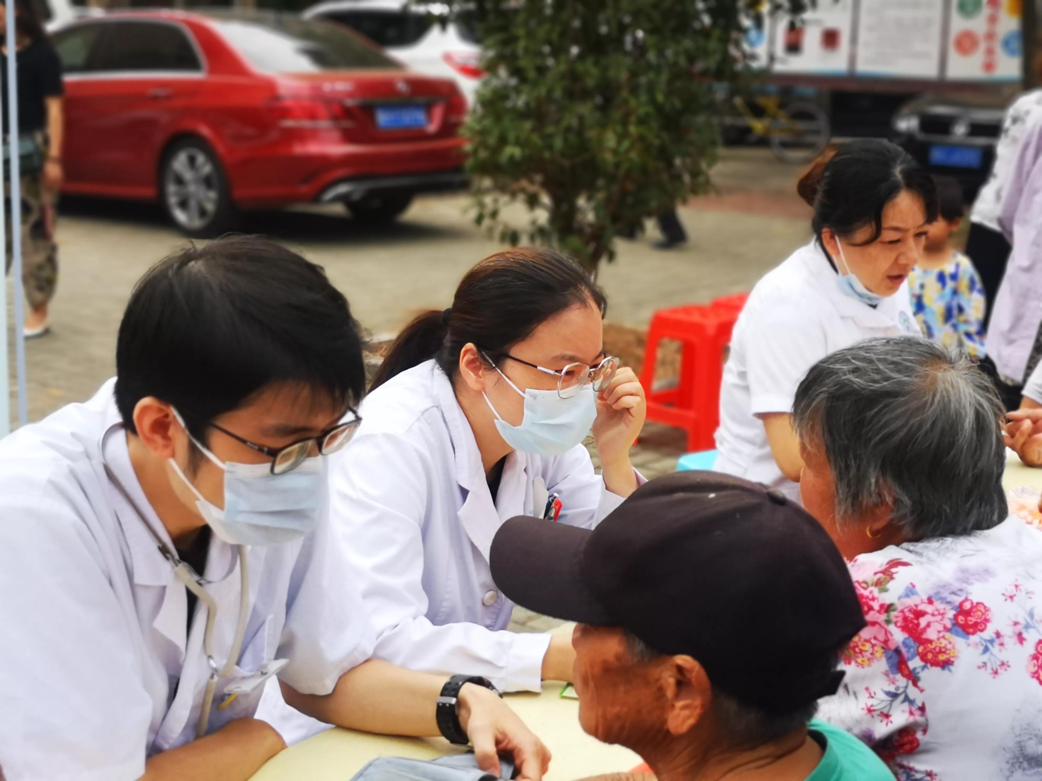海军安庆医院支援六安,开展中华慈善日宣传义诊活动