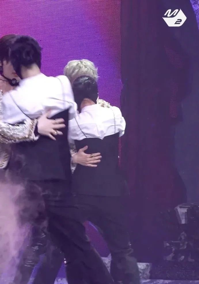 未成年男爱豆,男爱豆和女伴跳舞