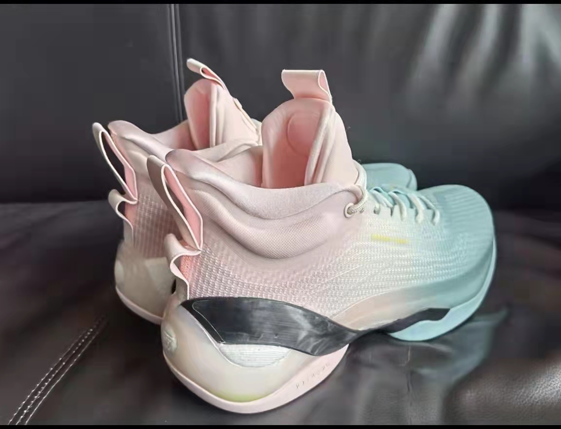 谷爱凌同款跑鞋太帅了，镂空跑鞋科技感强，安踏设计赶超李宁？