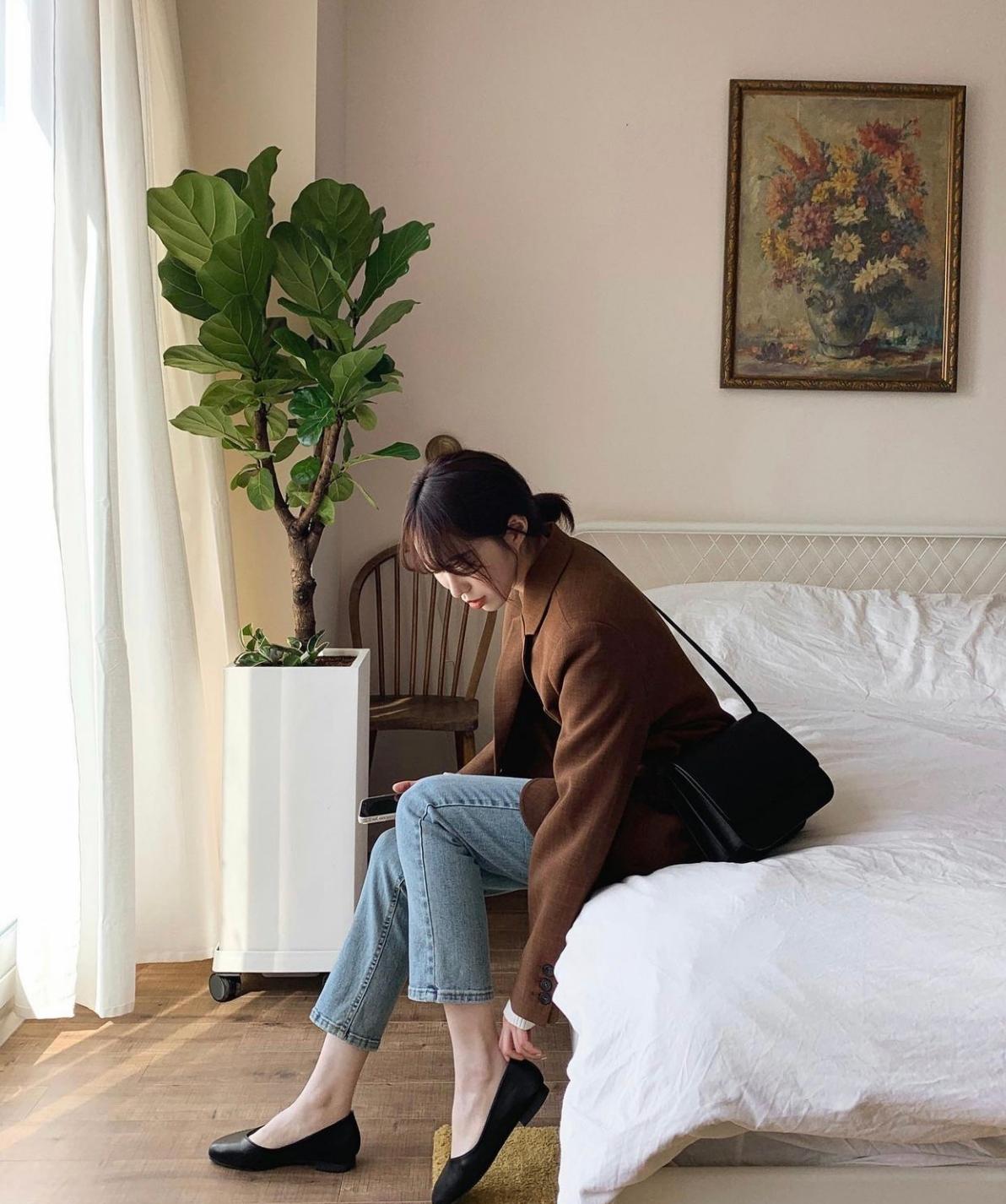 女人上了年纪尽量少穿这四种鞋,女人上了年纪少穿4种鞋裙子搭配