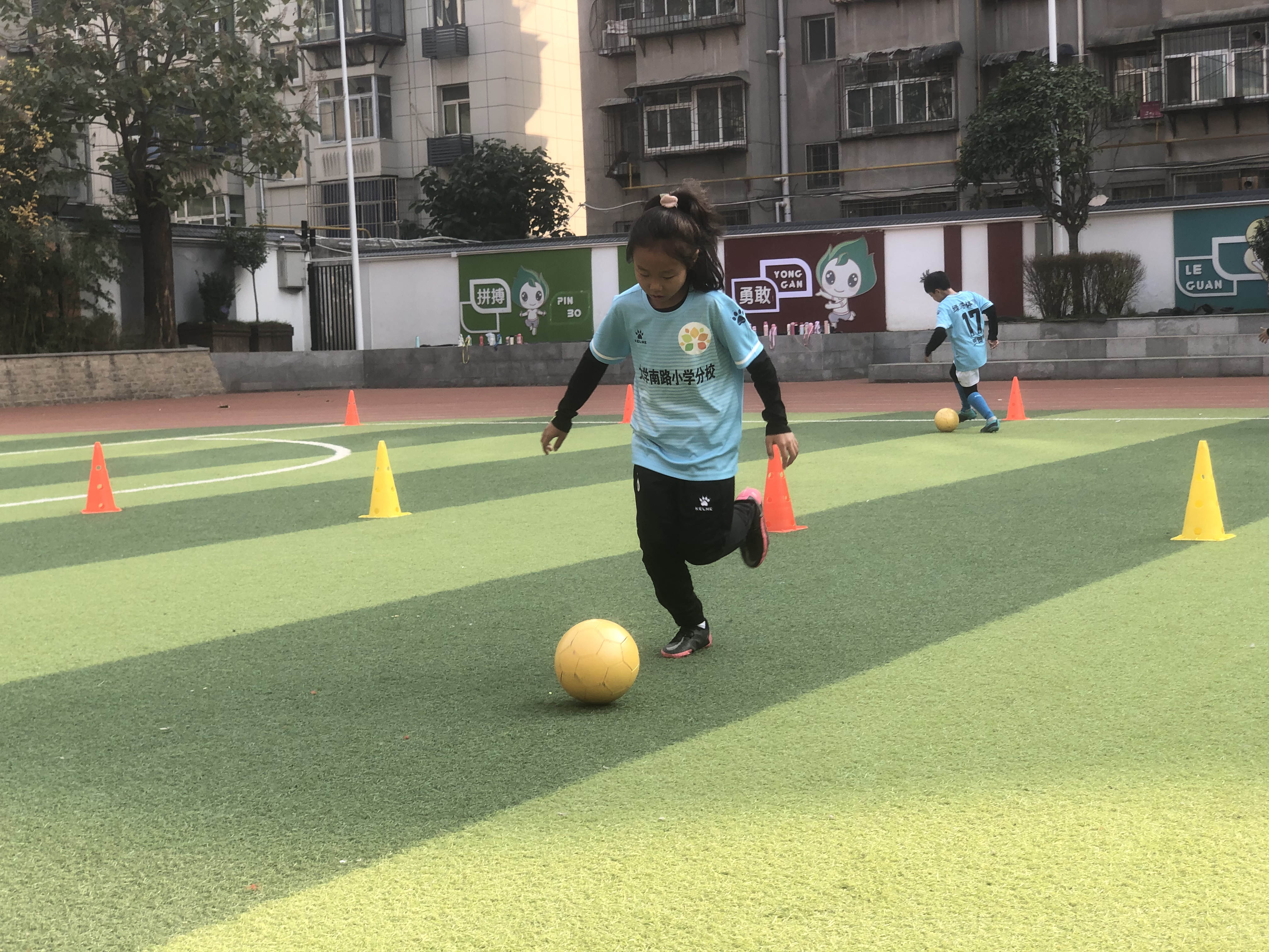 获评全国青少年校园足球特色学校西安市碑林区大学南路小学分校足球魅力势不可挡