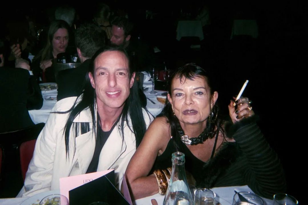 他被称时尚圈暗黑之王！神作爆红15年，侃爷以收藏他的桌子为傲？