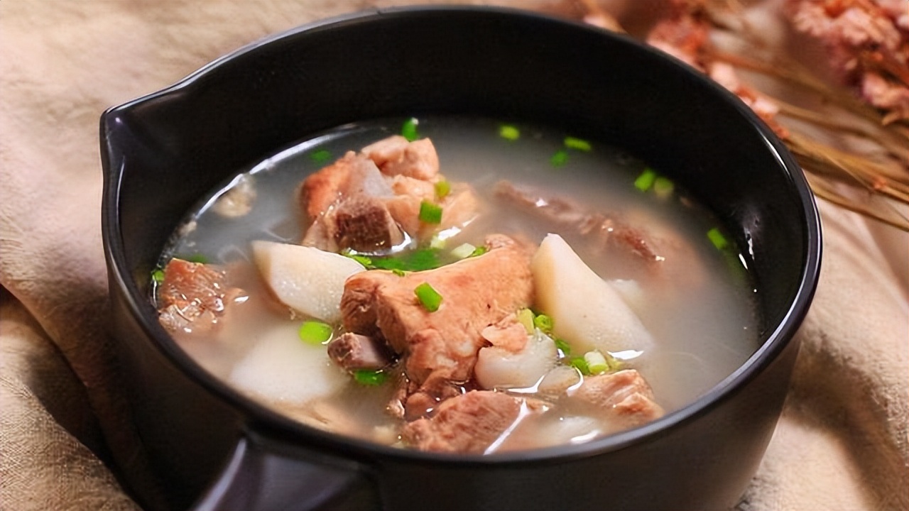 大姨妈第一天来量少黑是什么原因,大姨妈量少发黑持续十几天