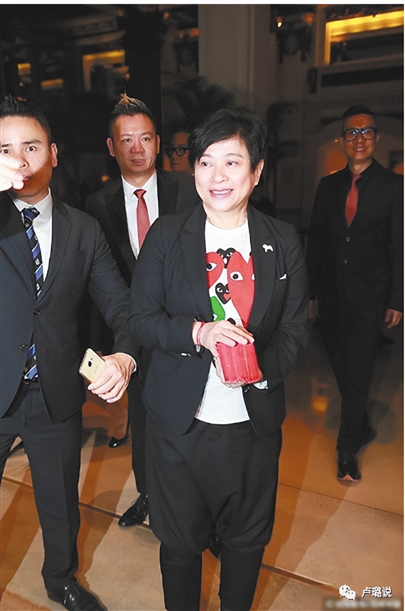 天王隐藏的“大老婆”,把持20亿财产,一生不婚不育,图的是啥?