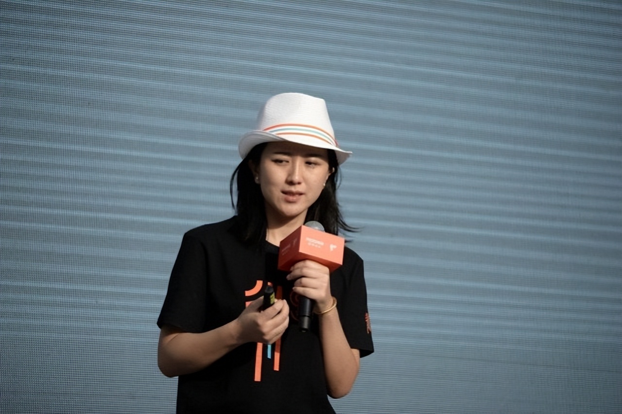 摩拜单车创始人胡玮炜卖了多少钱,ofo共享单车的创始人戴威