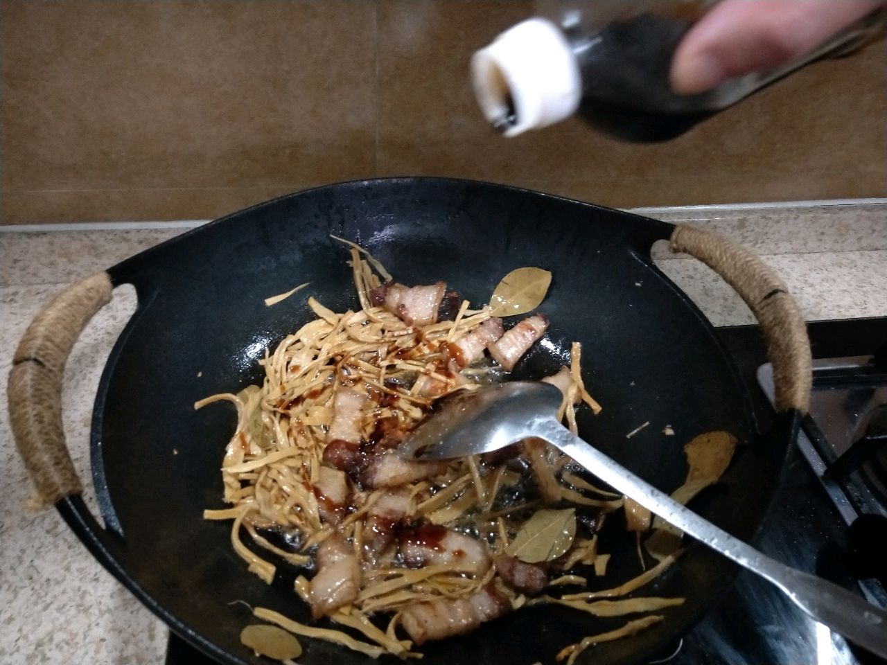 笋干的泡发家常做法,鲜笋做笋干焯水后要用冷水浸泡吗