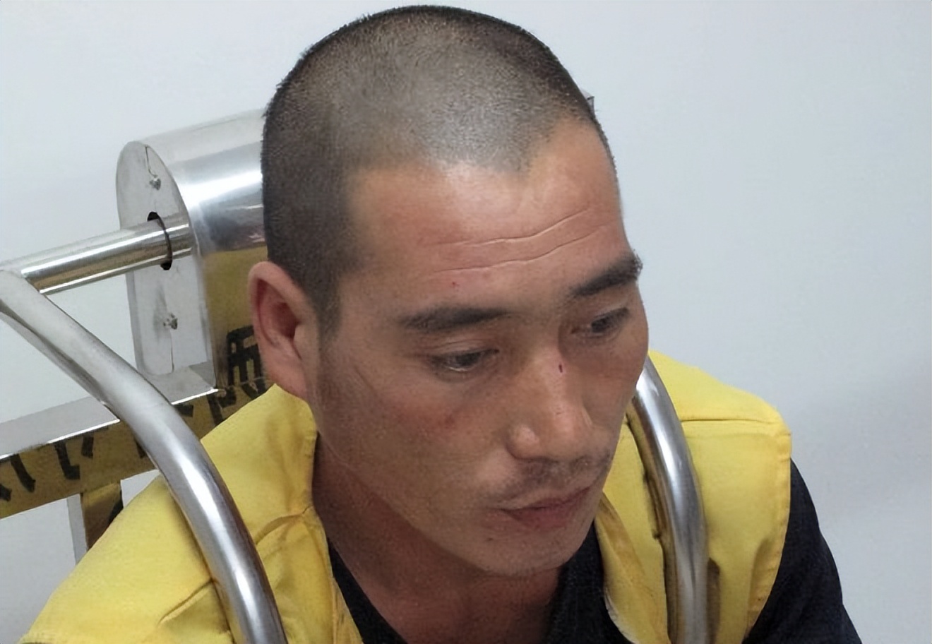 四川一男子带小刀坐长途车，将3名女孩性侵5次，43名壮年选择观望