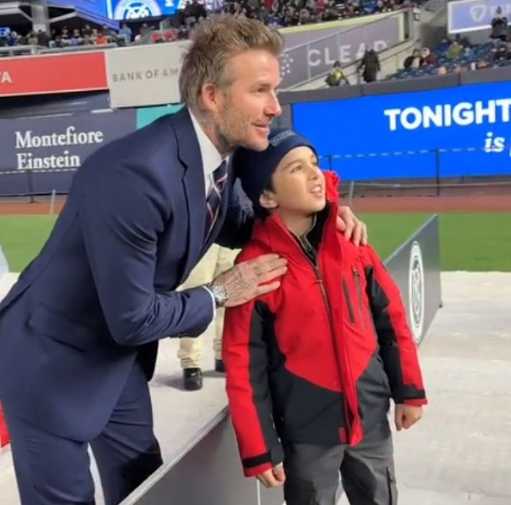 贝克汉姆和李金羽比颠球,贝克汉姆15分钟颠球