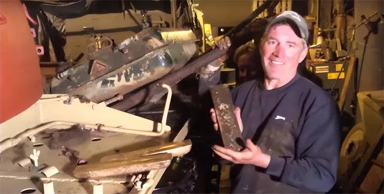 17年英国大叔买旧坦克，意外发现油箱藏50斤黄金，报警后全被拿走