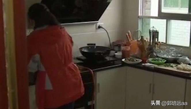 一小伙卖树叶一天挣12000,贵州女子巧用树叶赚大钱