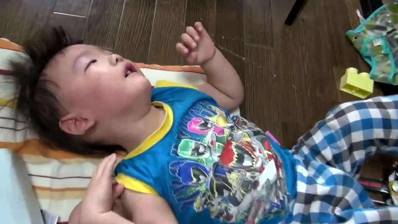 2岁宝宝哭闹一招搞定,宝宝2岁不到脾气倔强怎么办