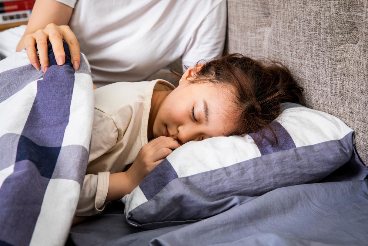秋天孩子长高季，7个睡眠坏习惯会“偷走”娃的身高，家长要避免