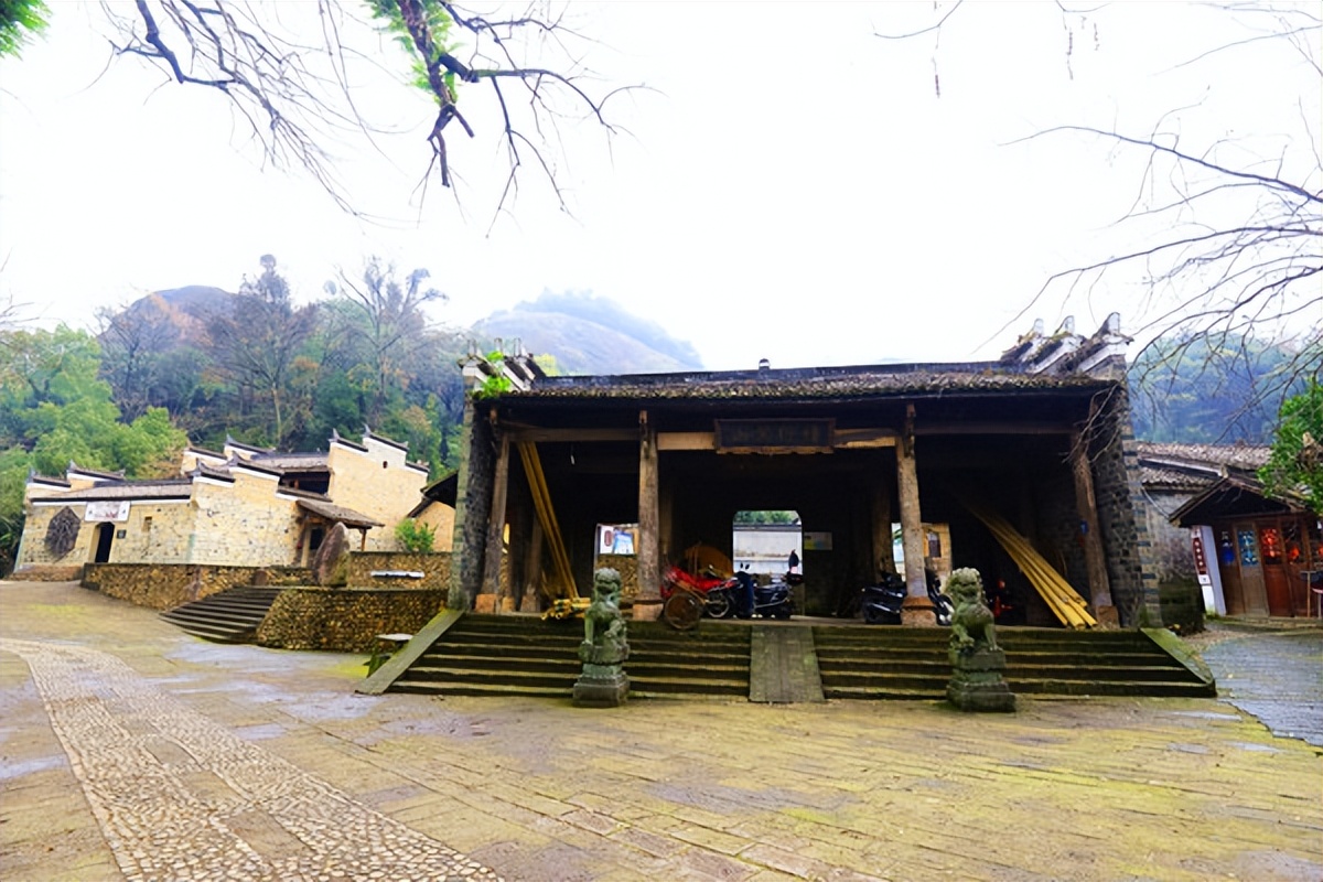问道龙虎山，观“天下三绝”，“道教第一山”碧水丹霞入画来