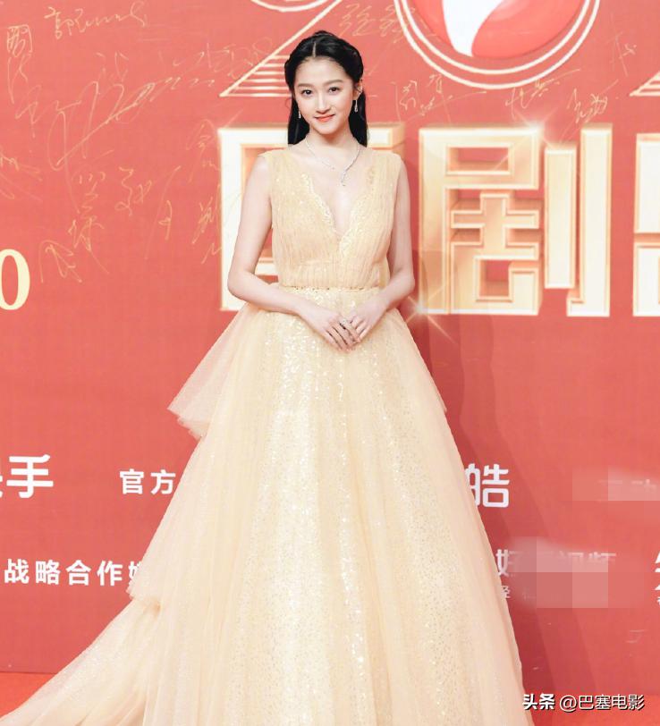 关晓彤走红毯造型被吐槽,关晓彤走路霸气走红毯