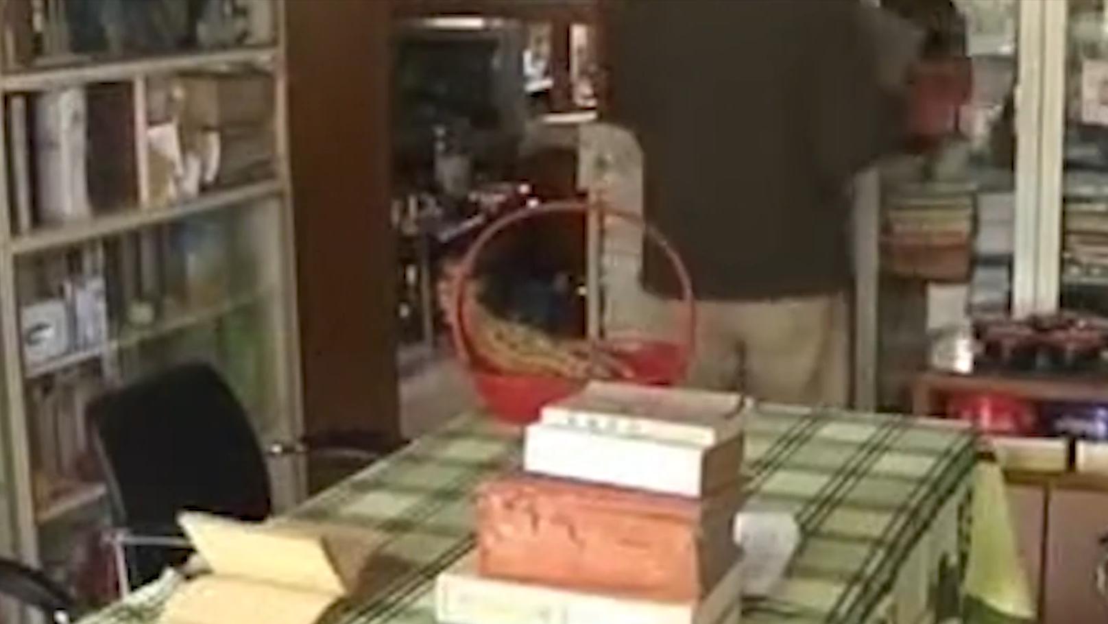 六旬老人晕倒医生急救援,八旬医生抢救老人