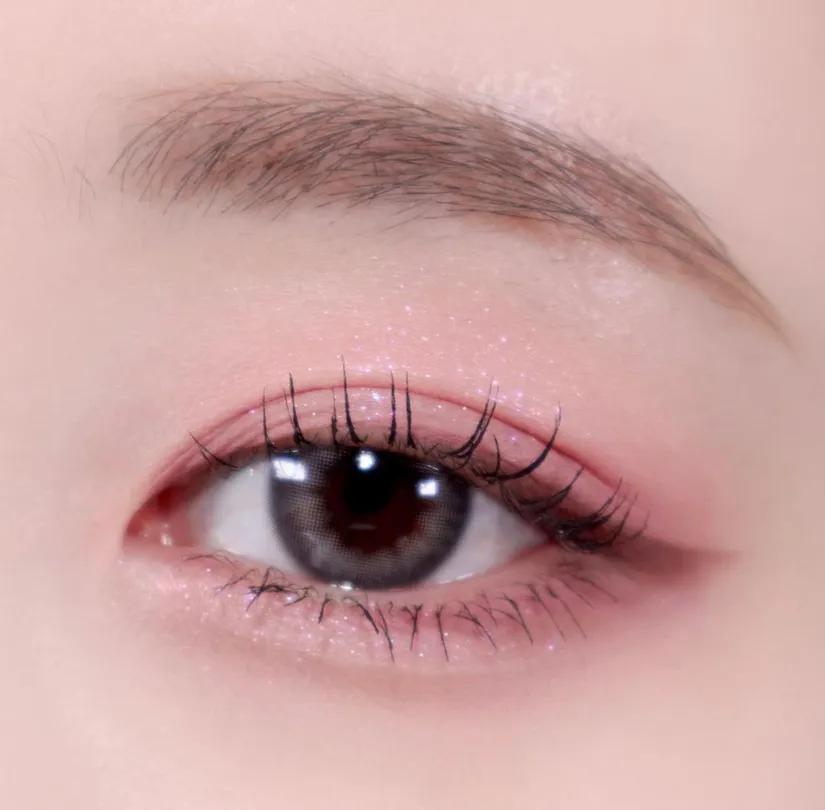 涂上睫毛膏总是掉渣怎么办,涂完睫毛膏后会沾灰