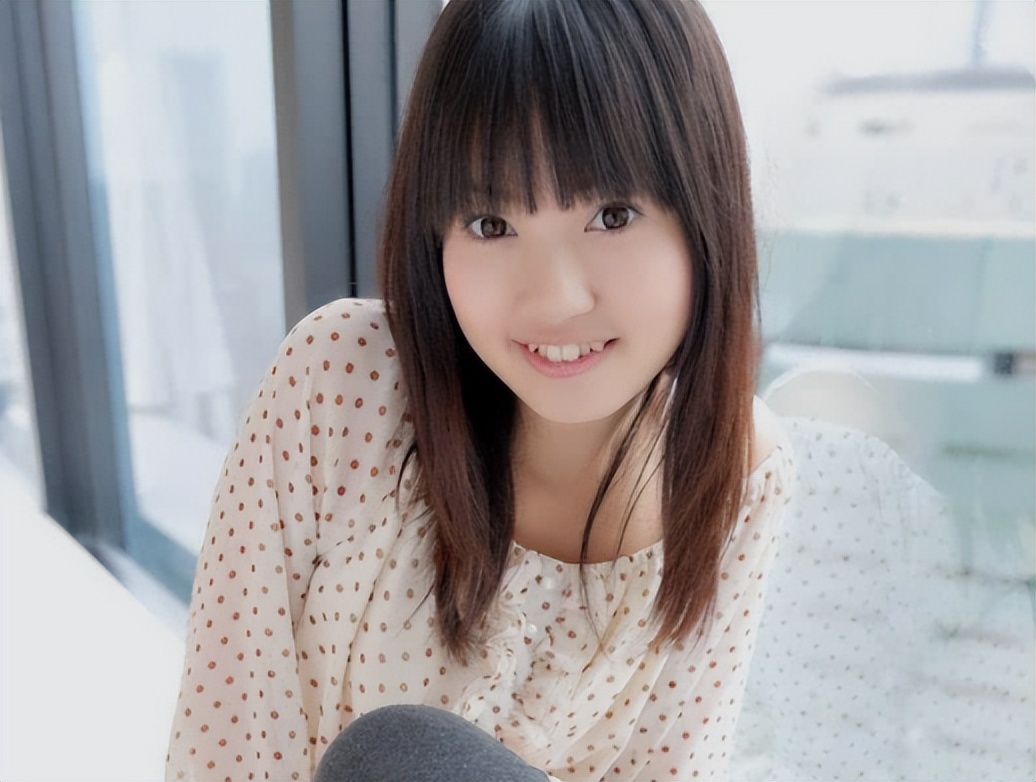 女性臀部两边凹陷代表什么,臀部两侧凹陷怎么能练圆润最有用