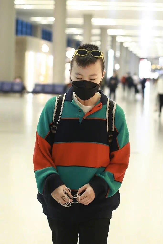 窦靖童短发发型棒球帽穿搭,窦靖童紫色卫衣搭配图片