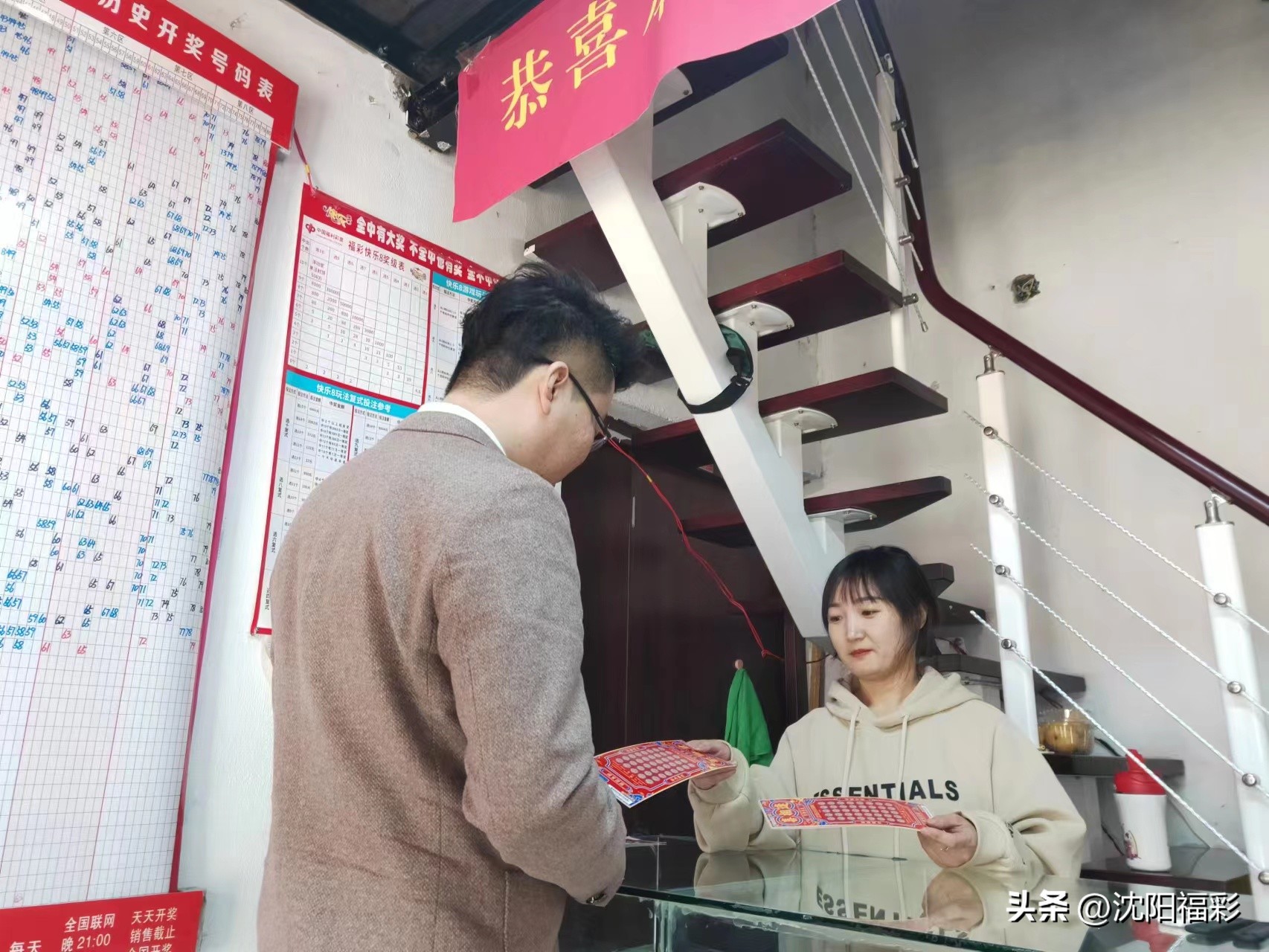 90后小伙的10元买彩票中1000万,小伙被女朋友抛弃买彩票中3000万