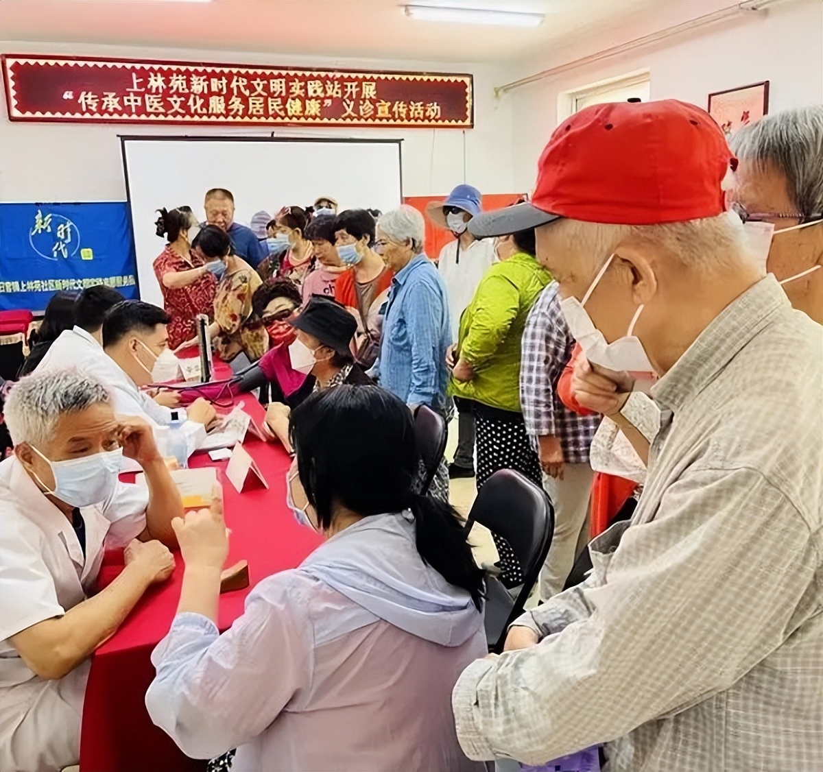 坚守基层四十余年的老中医,76岁老中医退休后坚持奋斗在一线