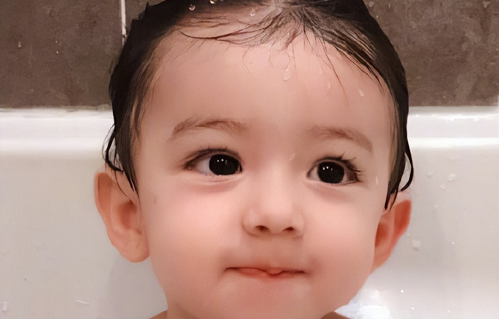 六岁小孩有一根白头发,孩子六年级有几根白头发