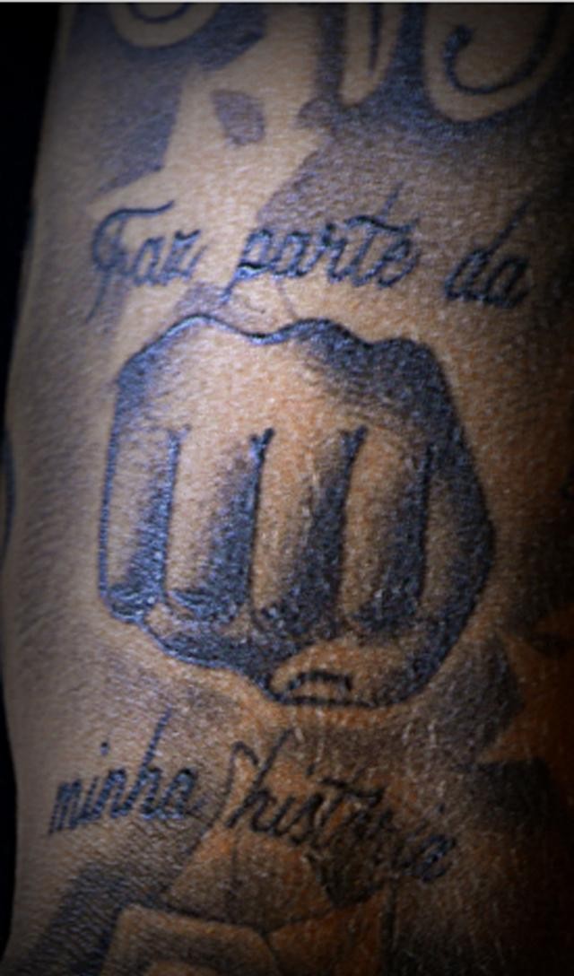 内马尔新纹身,内马尔纹身过程视频