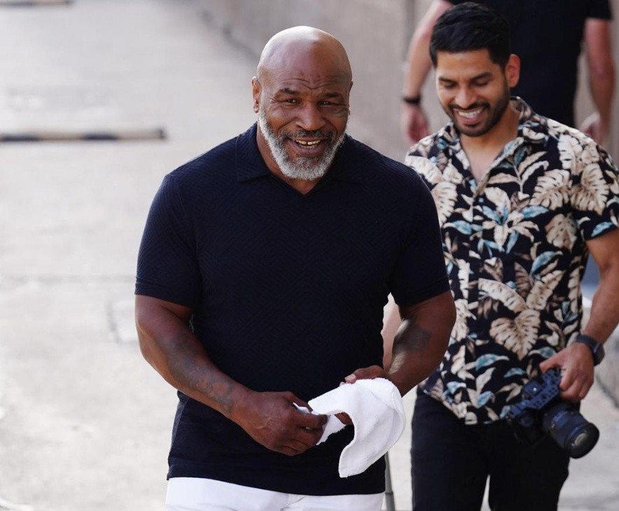 2006年，拳王泰森来华瞻仰毛主席遗容，坦言：在他面前，我很渺小