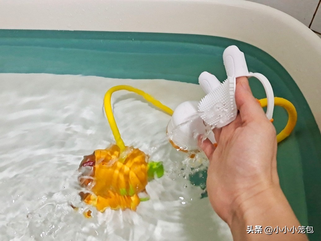 怎么对付不爱洗澡的小孩,解决娃洗头困难问题