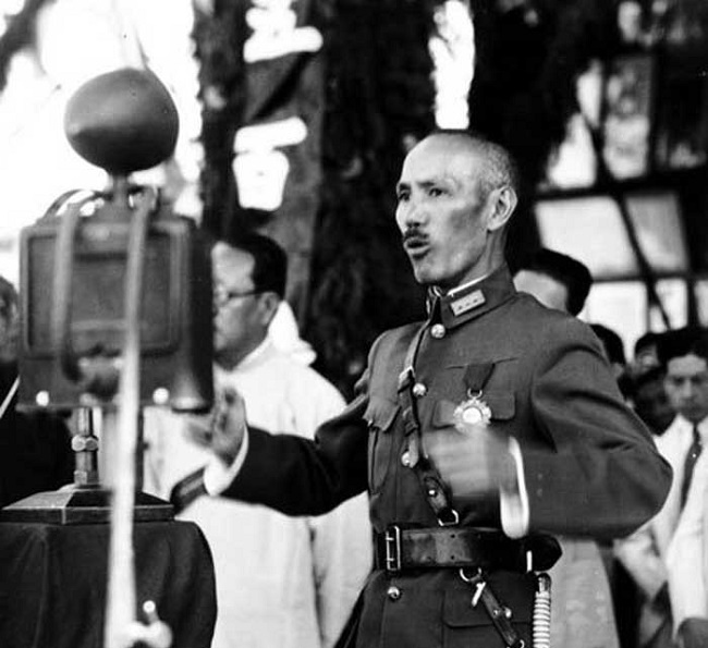 伪军中将给粟裕送了盒烟，粟裕发现不对大喊：部队集合，电台关闭