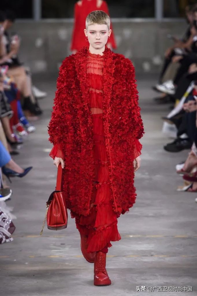 快过年了还是穿红色喜庆点,快过年了买件红色的衣服