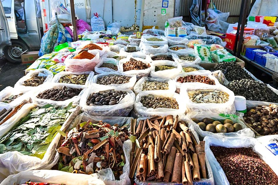 西山脚下的早市,闲逛最具人间烟火气的早市