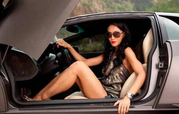 曾是中国跆拳道冠军，被成龙用鞭抽屁股，参加日本“大尺度”综艺