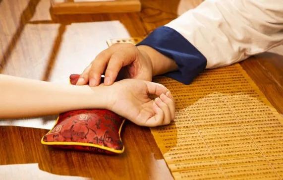 中医在国外的发展为什么那么惊人,中医在国外火了视频