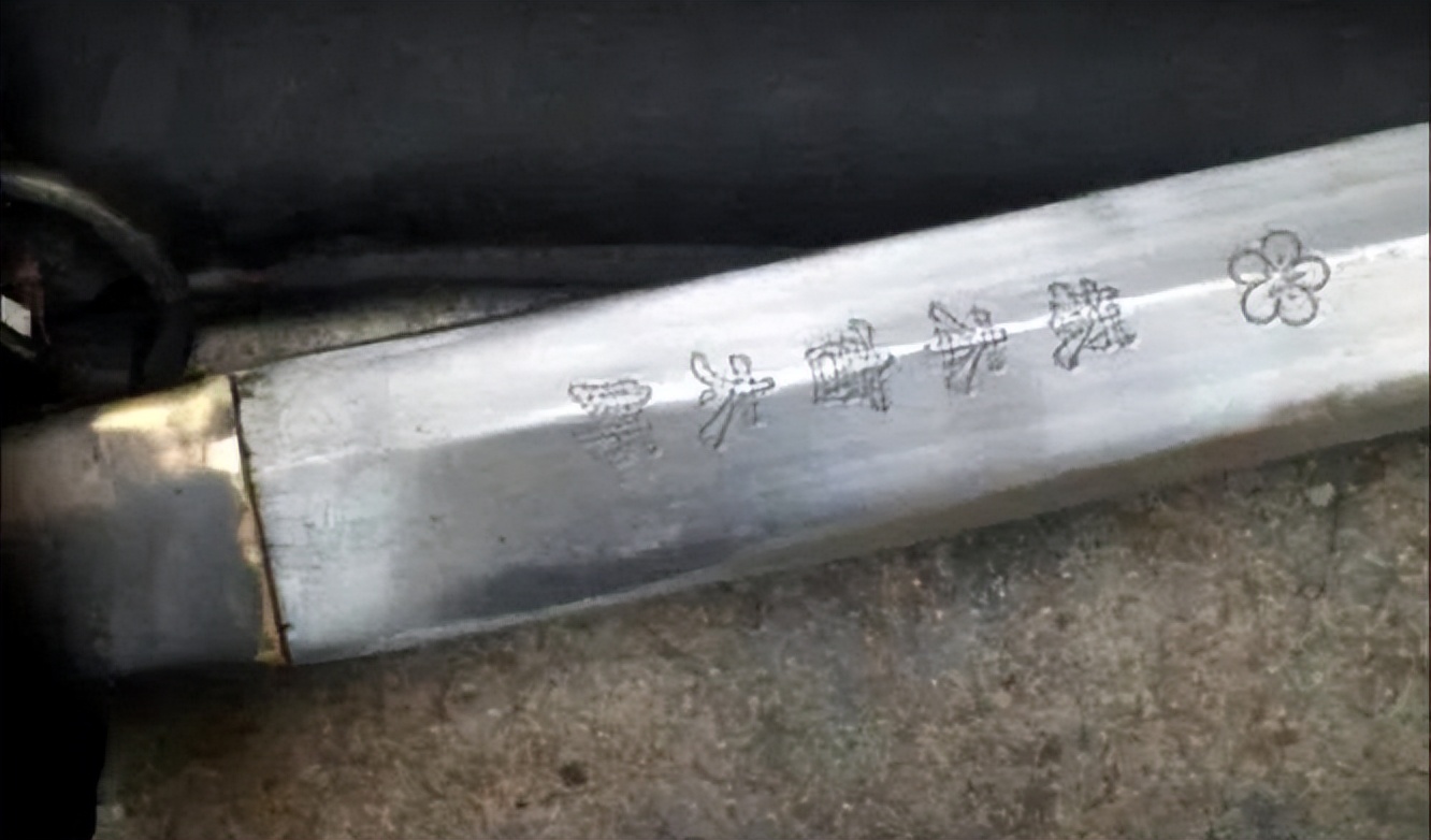 小伙缴获日本天皇赐下的战刀,老人缴获一把日本军刀
