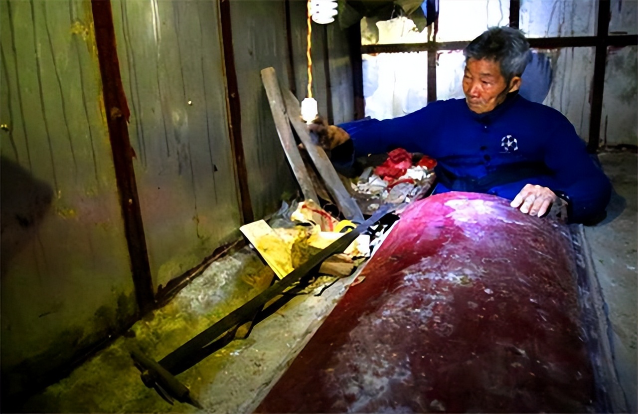 老人修建深山活人墓,94岁老头自建活人墓