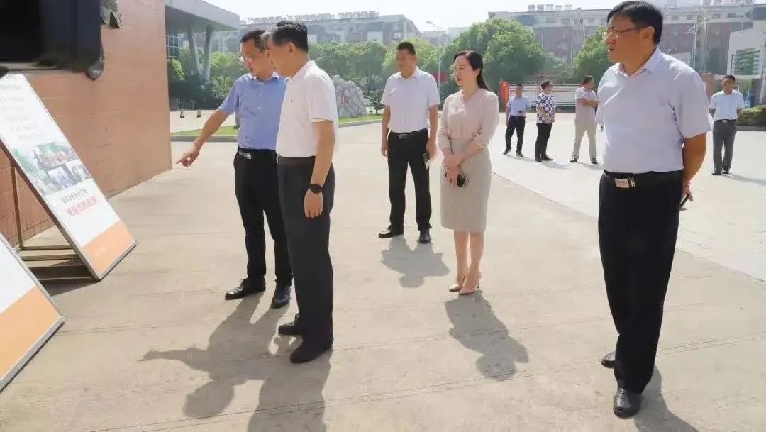 当教师节撞上中秋节广播稿,中秋节撞上教师节