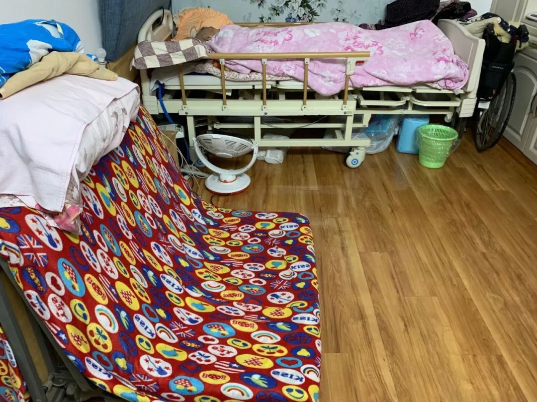 为老人洗澡:499一次,有人11年没洗,有的长疮,用洗澡恢复尊严