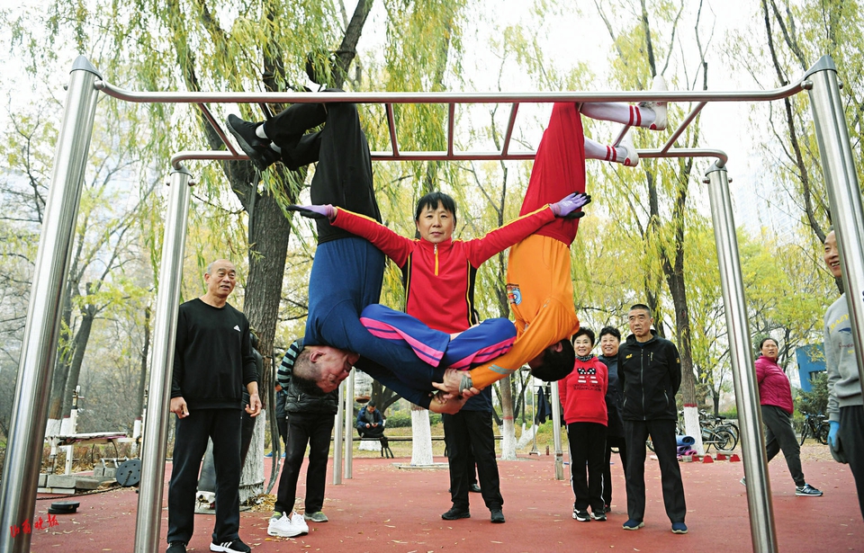 太原：“撸”杠花样多健身乐其中