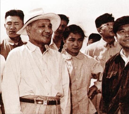 1952年母女拦车告状，*小平邓**调查后勃然大怒，严惩当代“陈世美”