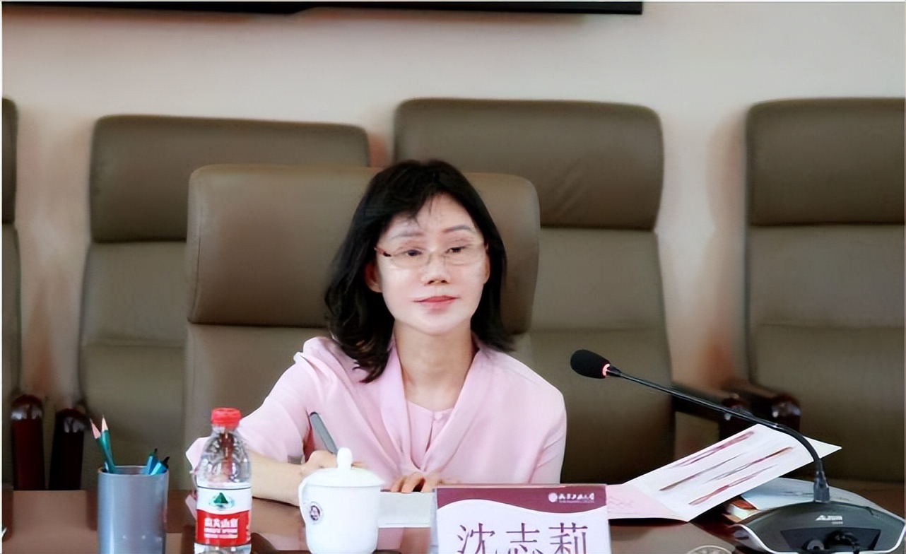 女副校长沉迷美容被开除,女校长拿公款整容