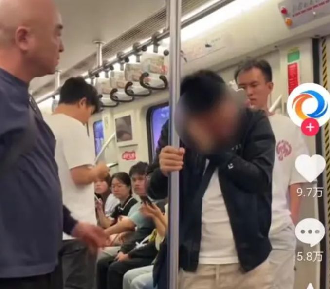 地铁大爷挑衅年轻人被暴打,大爷地铁内驱赶辱骂小伙后续